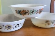 Vintage Jaj pyrex casserole dish pattern without lid.