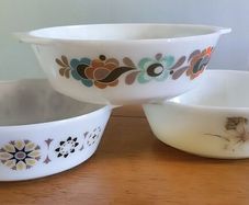 Vintage Jaj pyrex casserole dish pattern without lid.