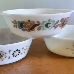 Vintage Jaj pyrex casserole dish pattern without lid.