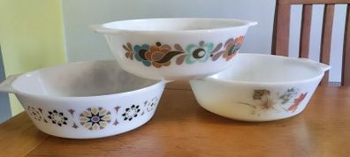 Vintage Jaj pyrex casserole dish pattern without lid.