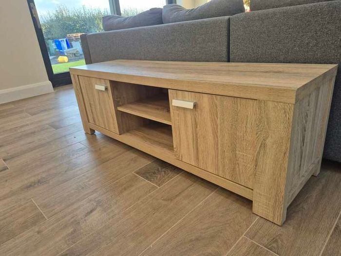 Pine-look TV cabinet with storage