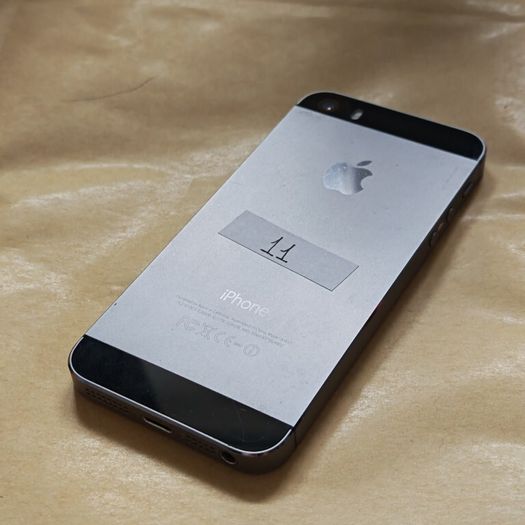 Apple iPhone 5s - 16GB - Space Gray - Cracked Screen - 3 Network - Activation Locked (For Parts / Repair)