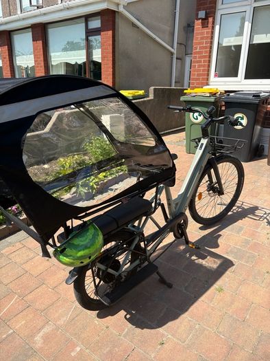Kuma cargo bike with cover