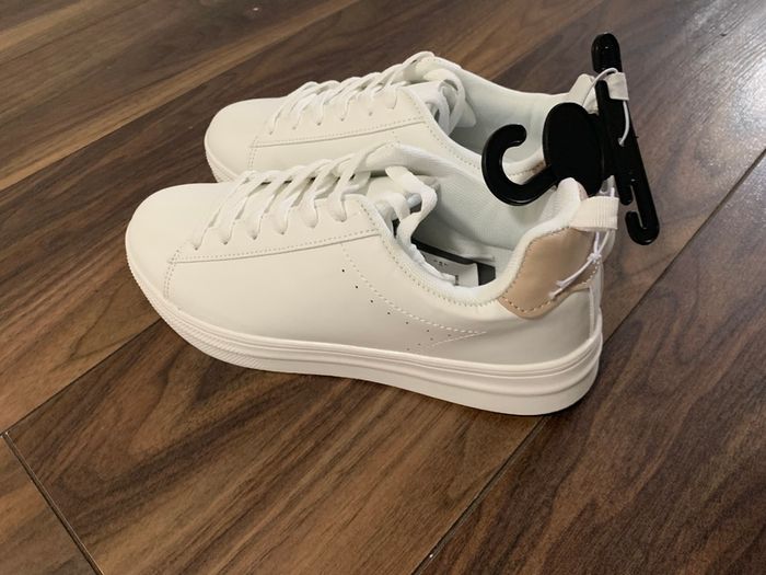 BRAND NEW Ladies/Girls White Runners / White Trainers: Size 5