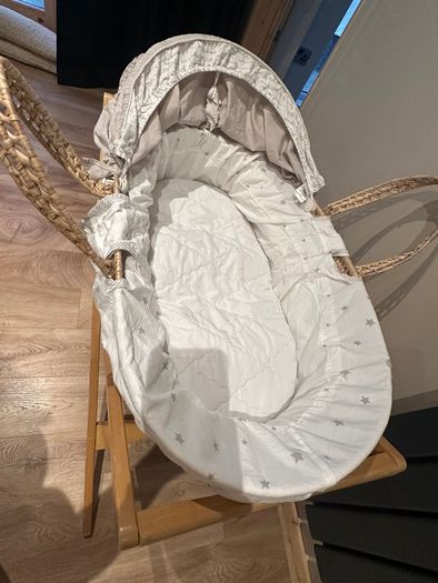 Moses basket with stand