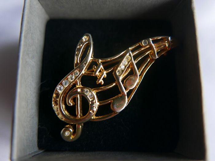 Vintage Jewelry Beautiful Gold Tone and Rhinestone Music / Notes on Staff / Music Lover Pin Brooch