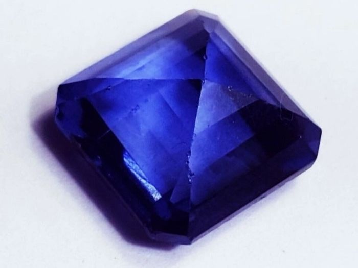 Magnificent Tanzanite with certificate