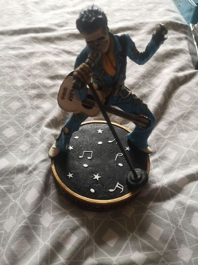 Various Elvis Memorabilia Items