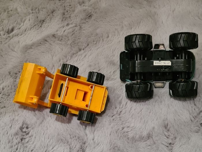 2 kids toy cars.