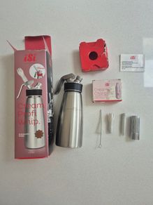 Cream dispenser