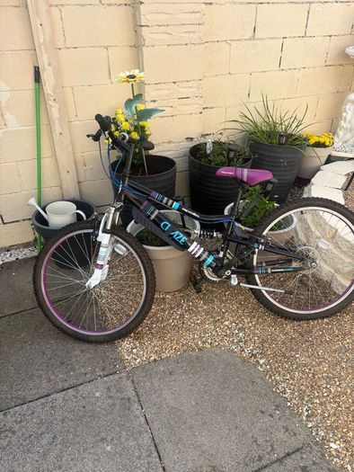 girls bike barely used. 18 gears . Immaculate condition like new . Unwanted gift .