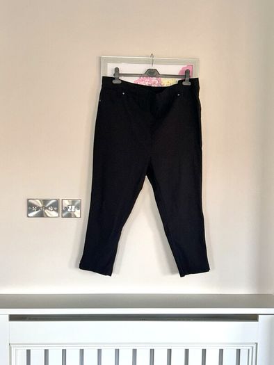 Ladies Black Cropped Trousers from Yours. UK 20 / EU 48cm