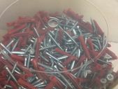 Screws Tub 500 1 1/2 Inch Wood Screws and Red Rawl Plugs