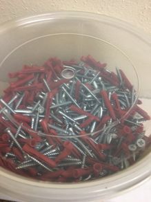 Screws Tub 500 1 1/2 Inch Wood Screws and Red Rawl Plugs