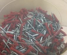Screws Tub 500 1 1/2 Inch Wood Screws and Red Rawl Plugs
