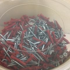 Screws Tub 500 1 1/2 Inch Wood Screws and Red Rawl Plugs
