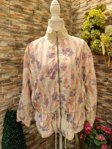 Vintage 80s/90s Killtec windbreaker  Size 36 / Small  Light weight  Full zip 2 zip pockets  Draw strings at the waist