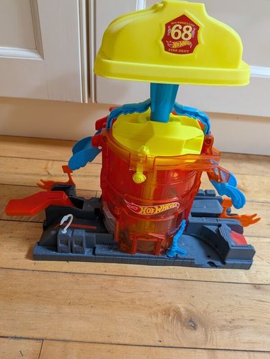 Hot Wheels car tracks and cars