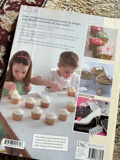 Decorating Cakes at Home Book