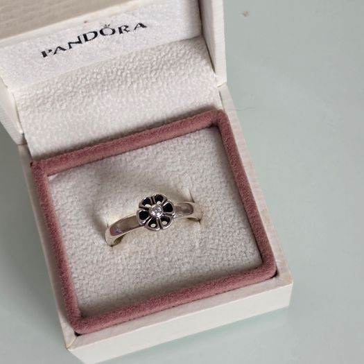 Pandora flower ring size 56 (P) also I have matching charm/pendant in my add( box not including)