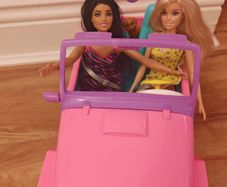 Barbie Jeep car x 2 dolls