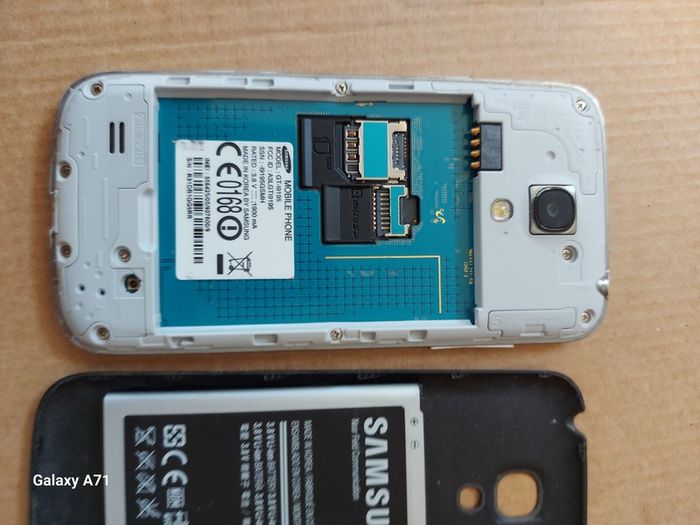 Samsung Galaxy S4 Mini Model GT-I9195, for parts or repair, not powering up