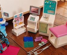 barbie fast cast clinic, dentist chair and wheelchair