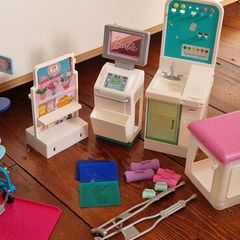 barbie fast cast clinic, dentist chair and wheelchair