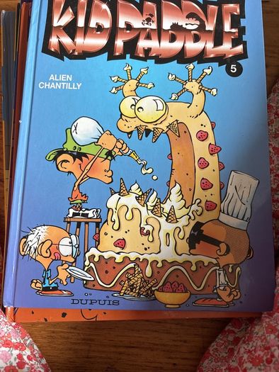 12 comics, mainly French.