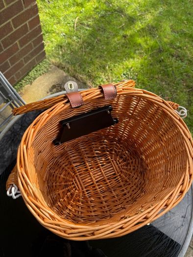 Rattan bicycle basket with lid