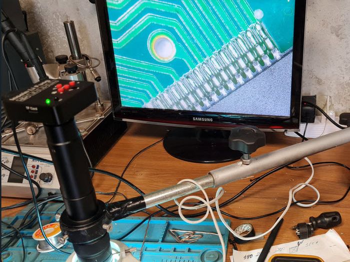 Microscope with the screen