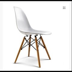 2 replica Eames Dining chairs in white