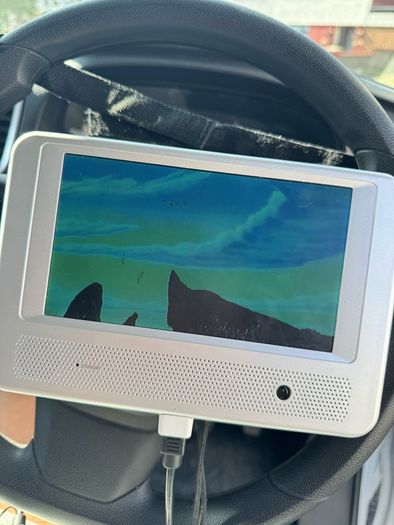 Portable DvD Played with 2 Screens