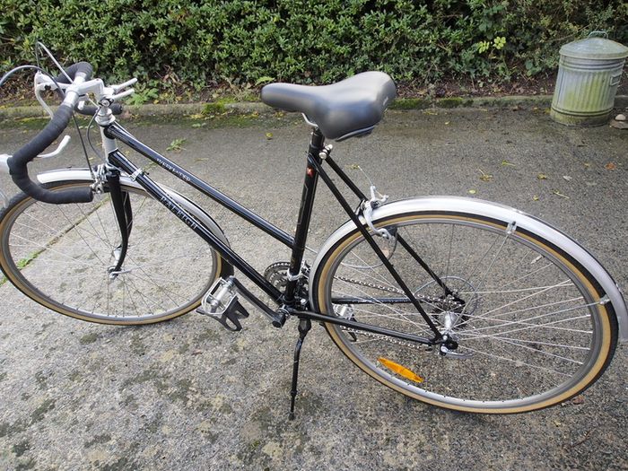 PRICE REDUCTION-Vintage 1980s Raleigh Weekender 15 speeds Ladies Racinng