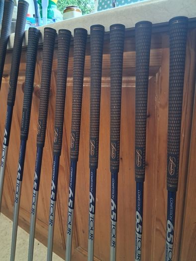 Ladies Golf Clubs.  Complete Matching Set Of Nickent Ladies Right Handed Golf Clubs in Very Good+ Condition.