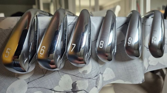 Mizuno JPX 923 Hot Metal irons and Sirxon Bag