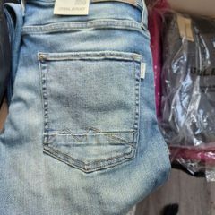 Quantity: 500 pieces  Items: Mixed T-shirts, shorts, jeans, and casual clothing  Sale type: Bulk job lot  Ideal for: Resale, retail, markets, and online businesses  Great opportunity to buy clothing in bulk at a competitive price. Sold as one job lot.