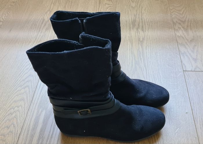 Black suede winter boots