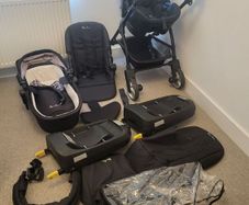Silvercross Wayfarer Full Travel System includes two Isofix units