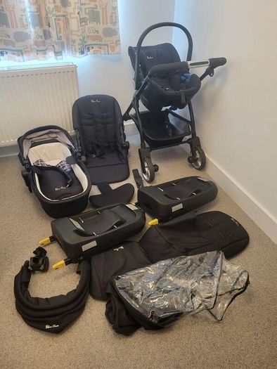 Silvercross Wayfarer Full Travel System includes two Isofix units