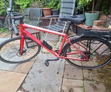 Cannondale Quick hybrid city bike equipped with a rear rack and disc brakes