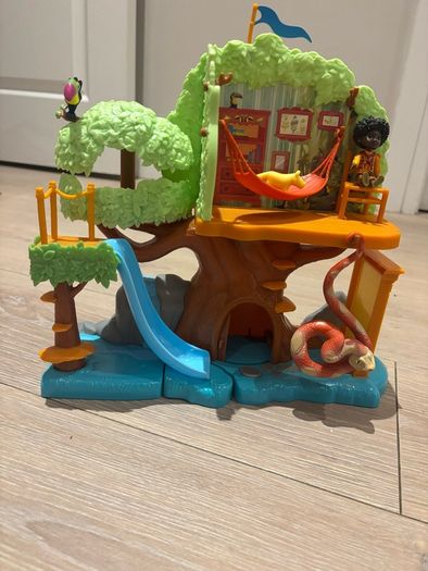 Encanto houses with figures