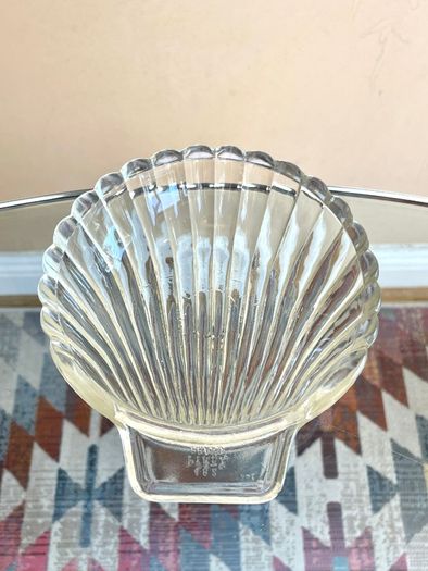 Set of 4 Vintage Pyrex Glass Shell Dishes Plates Bowls