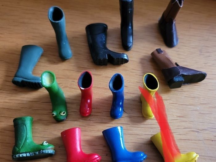 Dolls house - Miniature shop - hats, shoes, handbags, umbrellas and more