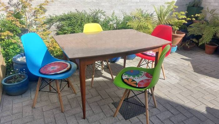 Fabulous Original Mid-Century Modern Extendable Dining or Kitchen Table For Four to Six People, Very Good Condition, Chairs NOT Included
