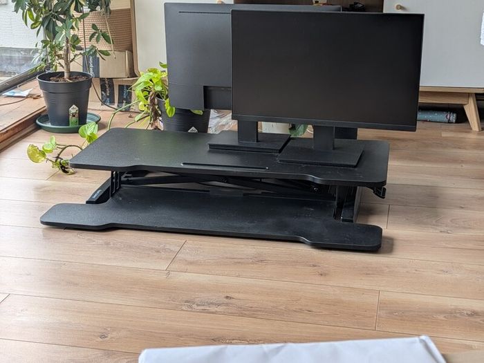 Adjustable desk