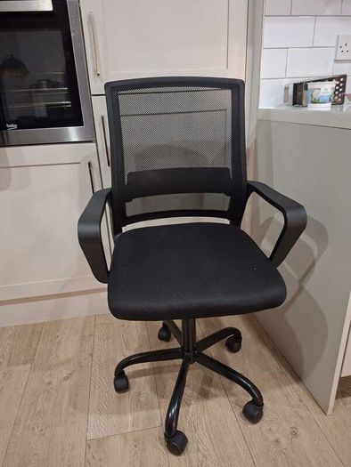 Black mesh office chair