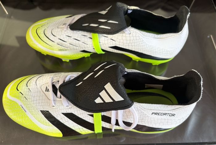 Like new, worn once, absolutely mint, size 10 Adidas 2024 Predator Elite Hybrid Touch + Fold-Over Tongue. RRP 280. Top tier boot in Cloud White / Core Black / Lucid Lemon colourway.