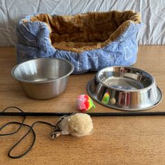 Pre-loved Pet bed + 2 bowls + toys