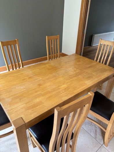 Dining table with 6 matching seats